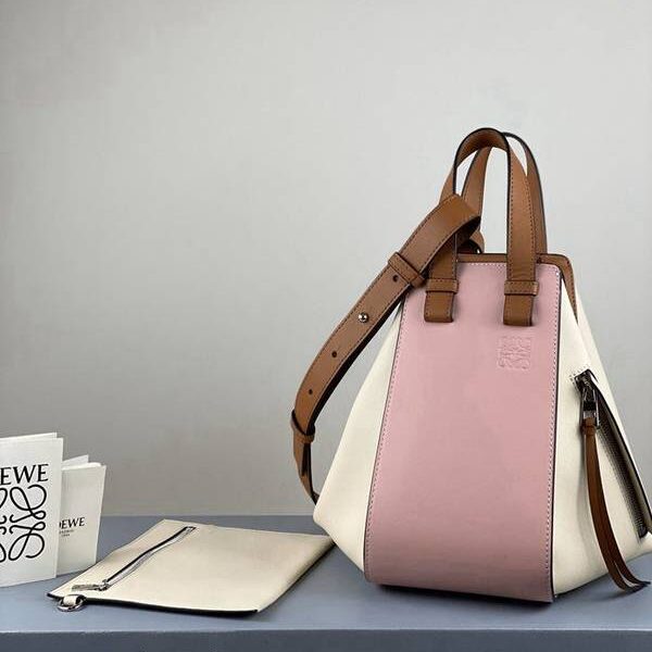 奢侈品1：1LOEWE牛奶粉 Loewe hammock專櫃同步最新版本西班牙小牛皮blpj14303