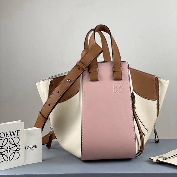 奢侈品1：1LOEWE牛奶粉 Loewe hammock專櫃同步最新版本西班牙小牛皮blpj14303