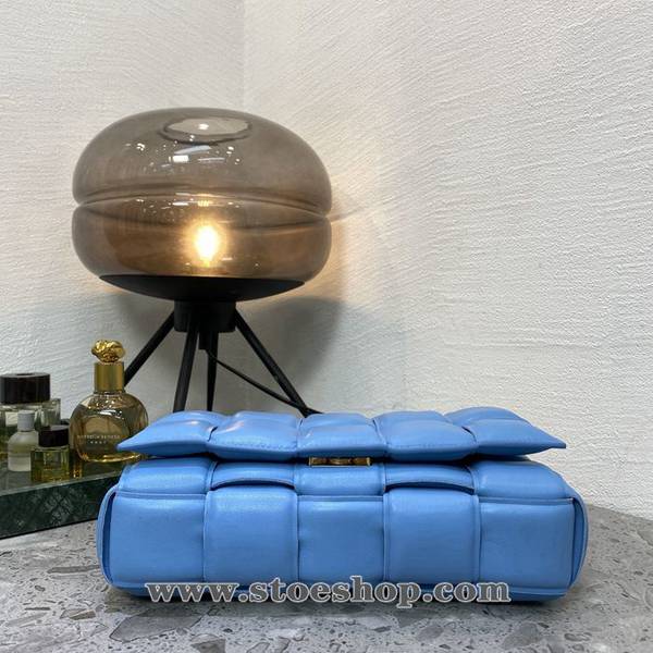 A貨之家BOTTEGA VENETA天藍色鏈條枕頭包padded 枕頭包blpj14368 4 A貨之家BOTTEGA VENETA天藍色鏈條枕頭包padded 枕頭包blpj14368