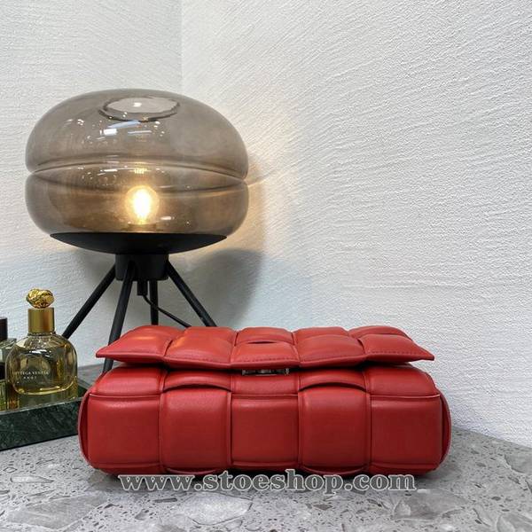 高仿網台灣BOTTEGA VENETA女王紅鏈條枕頭包padded 枕頭包blpj14370 4 高仿網台灣BOTTEGA VENETA女王紅鏈條枕頭包padded 枕頭包blpj14370