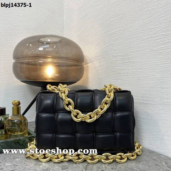 原版A貨BOTTEGA VENETA黑色/金鏈鏈條枕頭包padded 枕頭包blpj14375