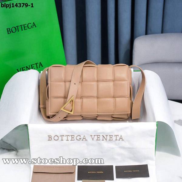 頂級1:1 BOTTEGA VENETA羊皮奶茶色 Cassette全皮枕頭包 1 頂級1:1 BOTTEGA VENETA羊皮奶茶色 Cassette全皮枕頭包