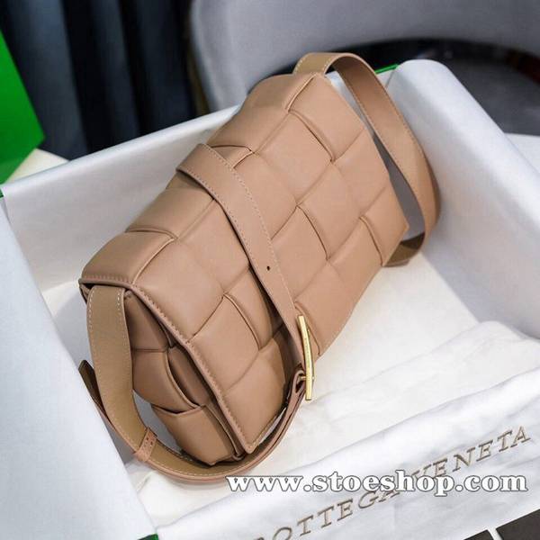 頂級1:1 BOTTEGA VENETA羊皮奶茶色 Cassette全皮枕頭包 3 頂級1:1 BOTTEGA VENETA羊皮奶茶色 Cassette全皮枕頭包