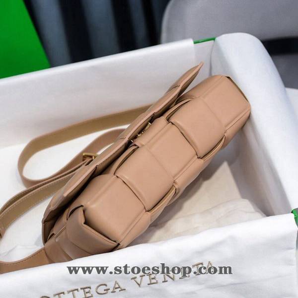 頂級1:1 BOTTEGA VENETA羊皮奶茶色 Cassette全皮枕頭包 4 頂級1:1 BOTTEGA VENETA羊皮奶茶色 Cassette全皮枕頭包