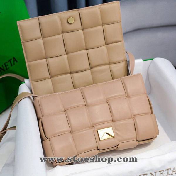 頂級1:1 BOTTEGA VENETA羊皮奶茶色 Cassette全皮枕頭包 6 頂級1:1 BOTTEGA VENETA羊皮奶茶色 Cassette全皮枕頭包