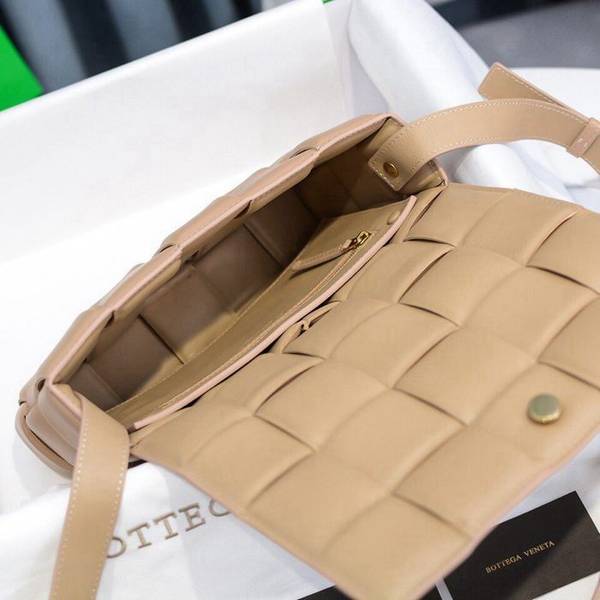 頂級1:1 BOTTEGA VENETA羊皮奶茶色 Cassette全皮枕頭包 7 頂級1:1 BOTTEGA VENETA羊皮奶茶色 Cassette全皮枕頭包