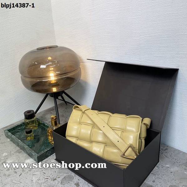 頂級高仿BOTTEGA VENETACassette枕頭包柔軟高級小牛皮blpj14387 1 頂級高仿BOTTEGA VENETACassette枕頭包柔軟高級小牛皮blpj14387