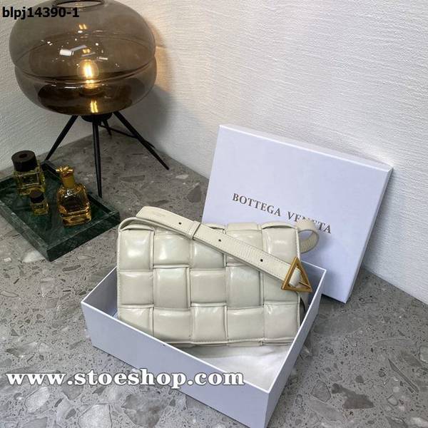 高仿名牌包BOTTEGA VENETACassette枕頭包柔軟高級小牛皮blpj14390 1 高仿名牌包BOTTEGA VENETACassette枕頭包柔軟高級小牛皮blpj14390