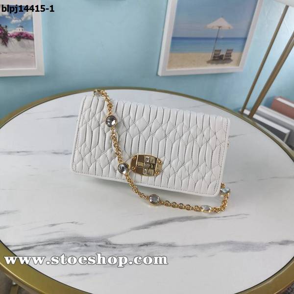 高仿網台灣miumiu金扣白色5DH044Matelasse珠光小羊皮blpj14415