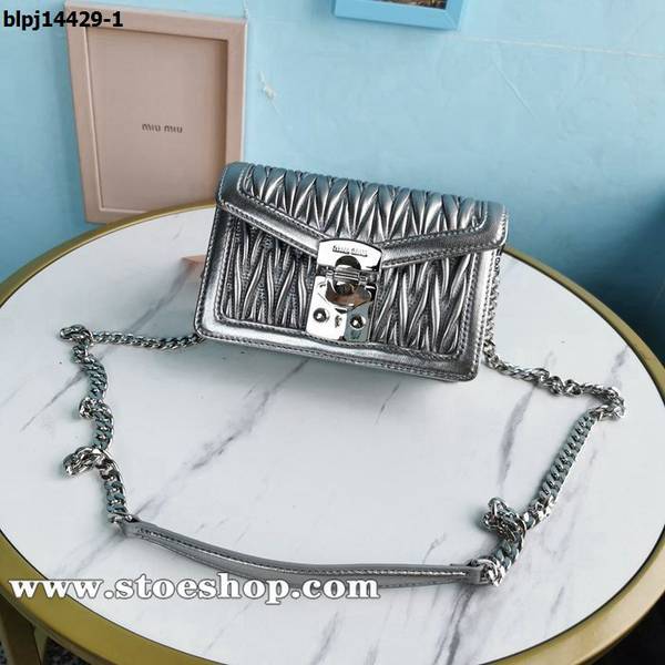 高仿奢侈品miumiu銀灰5BH099,頂級進口Matelasse小羊皮材質blpj14429 1 高仿奢侈品miumiu銀灰5BH099,頂級進口Matelasse小羊皮材質blpj14429