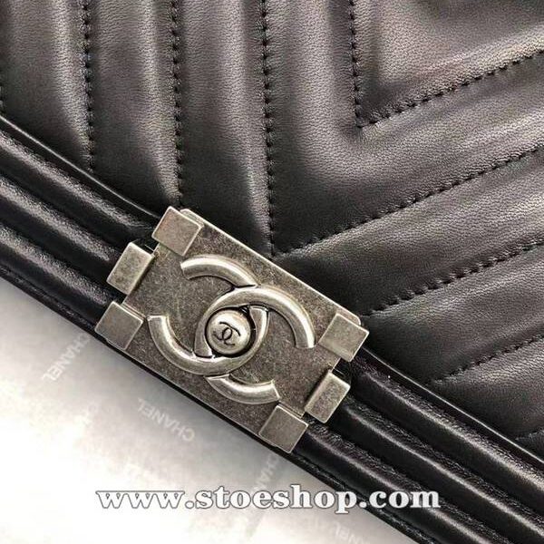 chanel老花單肩斜挎包chanel 67086採用了進口羊皮車大V線配原版古銀chb10058