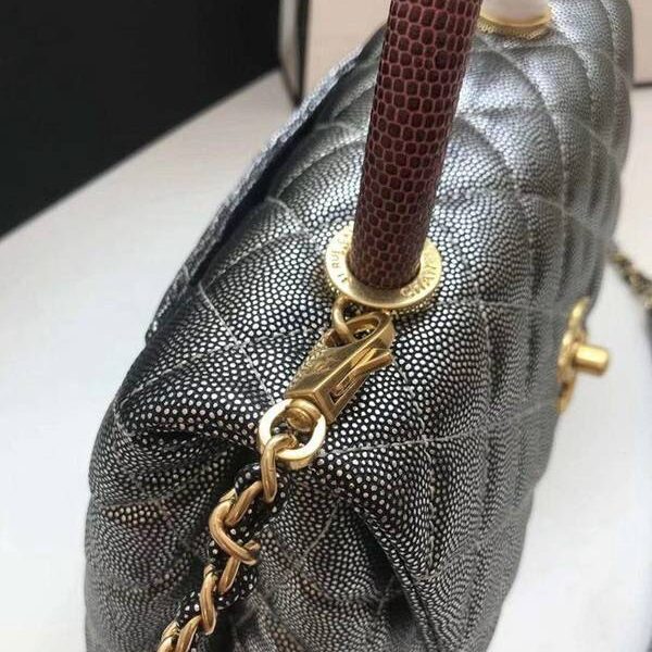 chanel高仿精品包A92990最新棱格細顆粒壓花小牛皮配與小球紋手柄單肩斜挎手提中號口蓋包chb10203