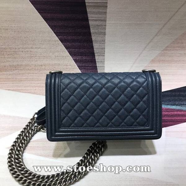 高仿品牌時尚香奈兒A67086 BOY chanel口蓋包顆粒壓花小牛皮chb10282