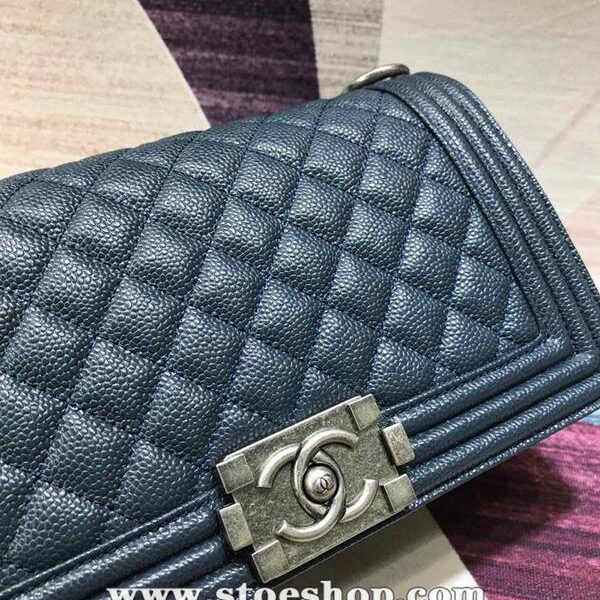 高仿品牌時尚香奈兒A67086 BOY chanel口蓋包顆粒壓花小牛皮chb10282