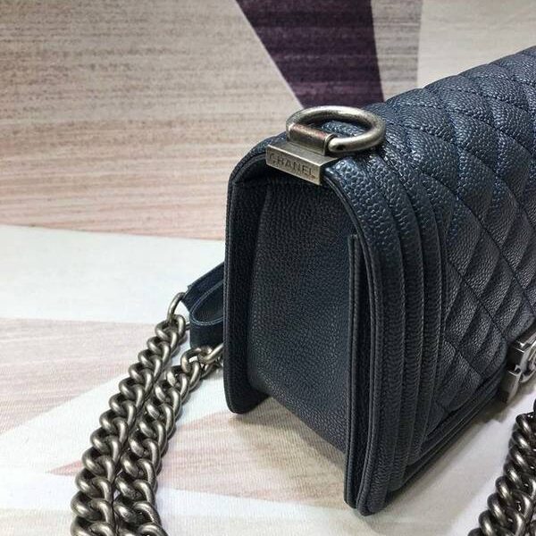 高仿品牌時尚香奈兒A67086 BOY chanel口蓋包顆粒壓花小牛皮chb10282