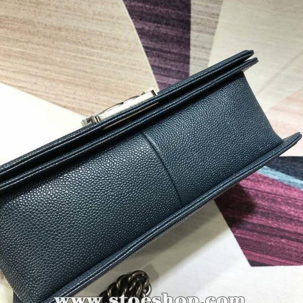 高仿品牌時尚香奈兒A67086 BOY chanel口蓋包顆粒壓花小牛皮chb10282