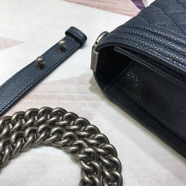 高仿品牌時尚香奈兒A67086 BOY chanel口蓋包顆粒壓花小牛皮chb10282