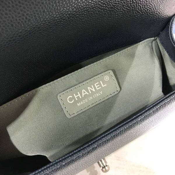 高仿品牌時尚香奈兒A67086 BOY chanel口蓋包顆粒壓花小牛皮chb10282