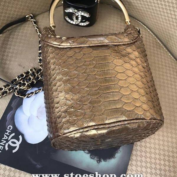 香奈兒雙肩包香奈兒A57861新款蟒蛇皮金屬手柄鏈條休閒水桶包chb10376