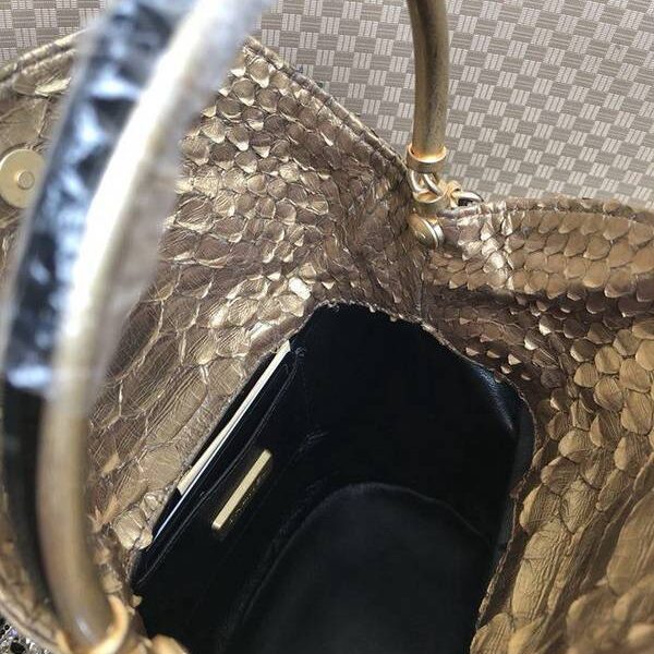 香奈兒雙肩包香奈兒A57861新款蟒蛇皮金屬手柄鏈條休閒水桶包chb10376