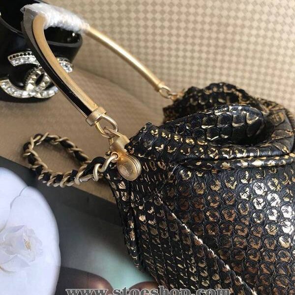 香奈兒挎包香奈兒A57861新款蟒蛇皮金屬手柄鏈條休閒水桶包chb10377
