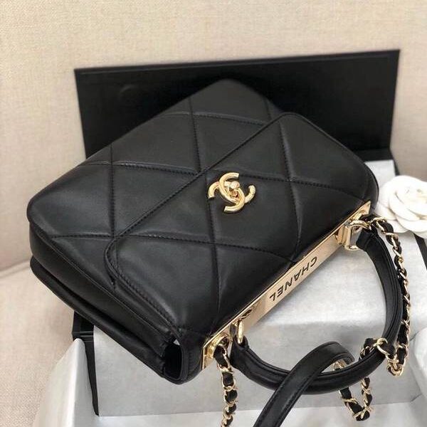 高仿包網站chanel新品原單進口羊皮三明治大菱格斜挎包chb10381