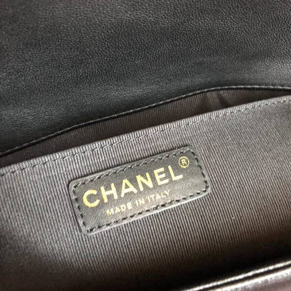 男精品背包高仿chanel專櫃最新款Leboy皮穿鏈條的鎖面設計chb10516