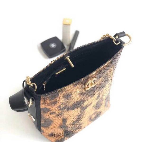 完美複刻chanel 2018秋冬新款莽蛇皮嬉皮包chb10839
