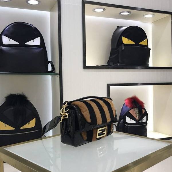 高仿包 FENDI Baguette中號 郵差包 斜挎黑色漆皮
