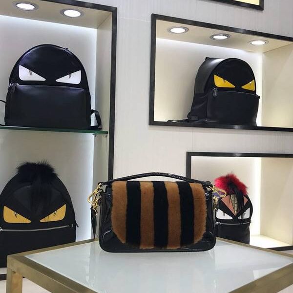 高仿包 FENDI Baguette中號 郵差包 斜挎黑色漆皮