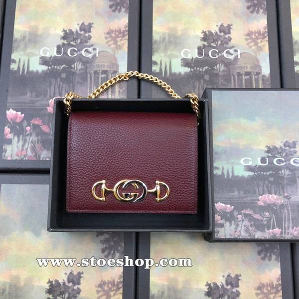 竭誠精品2019新款Zumi系列採用粒面皮革精卡包，配有一條可拆卸鏈條，飾有互扣式G馬銜扣，做工精細。570660棗紅。ydgu10886