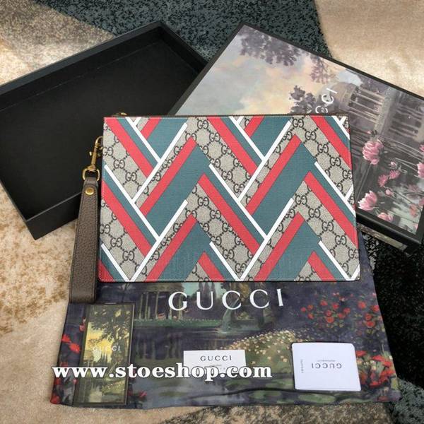 高仿包包批發原單 gucci新款 最新人字紋手拿包採用標誌性GG高級人造革精緻而成，飾以綠色，白色和紅色印製的本系列人字紋圖案，海外頂級五金精製而成！時尚型男Men必備單品429225 ，V字型ydgu11303