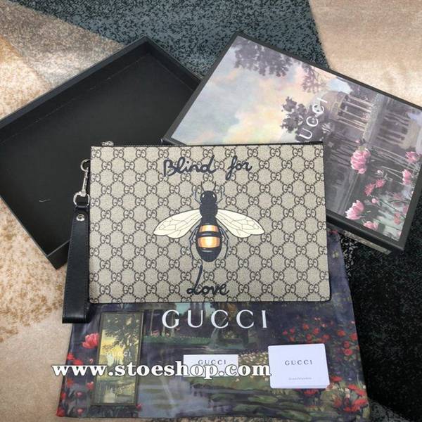 高仿精品gucci原單印花GG 印花裝飾於此款纖薄手包的中央！可拆卸義大利皮制腕帶！內裏側面底部均頂級牛皮製作而成473904，啡蜜蜂PVCydgu11311