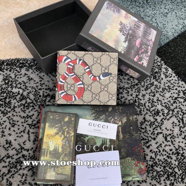 原單a貨gucci頂級貨品 專櫃同步，高仿名牌！雙折皮夾，中央裝飾印花 為Alessandro Michele的標誌性細節之一，此款雙折皮夾採用進口頭層牛皮以及GG高級人造革精製而成451268，啡膠紅蛇ydgu11372