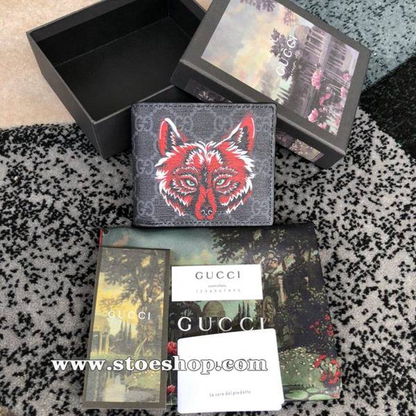 高仿名牌gucci頂級貨品 專櫃同步，高仿名牌！雙折皮夾，中央裝飾印花 為Alessandro Michele的標誌性細節之一，此款雙折皮夾採用進口頭層牛皮以及GG高級人造革精製而成451268，黑PVC紅狼頭ydgu11374