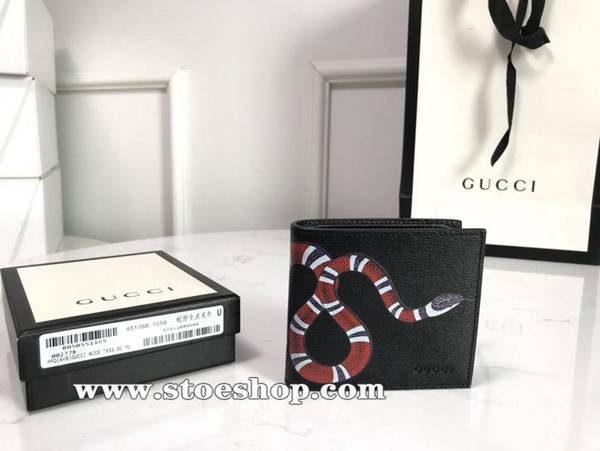 頂級高仿包包gucci頂級貨品 專櫃同步，高仿名牌！雙折皮夾，中央裝飾印花 為Alessandro Michele的標誌性細節之一，此款雙折皮夾採用進口頭層牛皮以及GG高級人造革精製而成451268ydgu11484