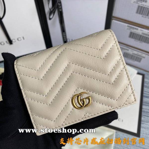 高仿GG marmont 小卡包採用絎縫進口小牛皮打造配以人形紋設計背面配以GG標誌復古金色金屬配件466492。ydgu11815