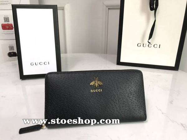 高仿包包gucci頂級貨品 新款單拉，專櫃同步，原廠品質！採用Gucci標誌性蜜蜂金屬配件醒目裝飾。採用熱壓小牛皮製作，以獲得野豬豬皮效果，打造織紋外觀523667，克豬紋皮ydgu11917