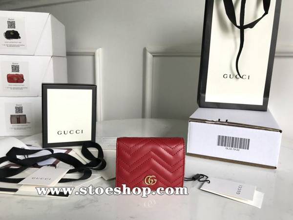 高仿名牌包 晶片版GG marmont 小卡包採用絎縫進口小牛皮打造配以人形紋設計背面配以GG標誌復古金色金屬配件466492。ydgu11961
