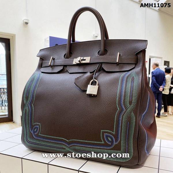 高仿包愛馬仕經典男士 Haut à Courroies40 western 手袋以棕色 Togo 小牛皮登場，藍綠色縫線刺繡