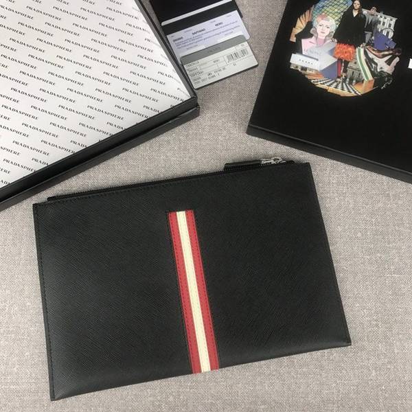 奢侈品頂級高仿包包prada男士手包2NG005黑色/紅白彩帶義大利頂級高仿包包十字紋牛皮ddprada-10685 3 奢侈品頂級高仿包包prada男士手包2NG005黑色/紅白彩帶義大利頂級高仿包包十字紋牛皮ddprada-10685