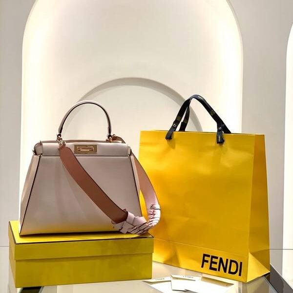 高仿芬迪頂級頂級高仿包包包2020peekaboo系列牛皮fendi-11841