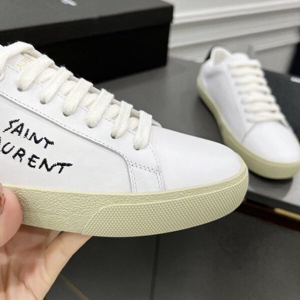 1:1精仿專櫃品質-YSL Saint Laurent男士/女士COURT SL/06光學白皮革和金色刺繡板鞋