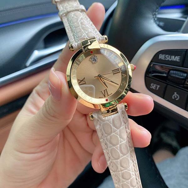 高仿範思哲官網主打款精鋼拉絲紋理與表面交相呼應，美輪美奐