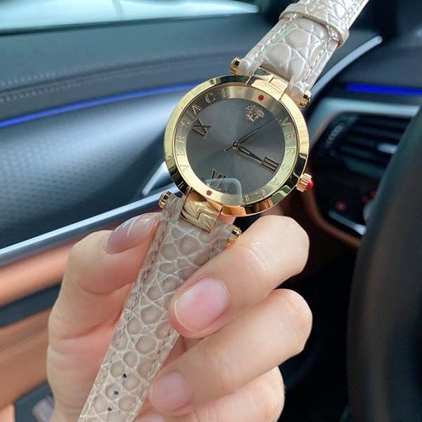 高仿範思哲官網主打款精鋼拉絲紋理與表面交相呼應，美輪美奐