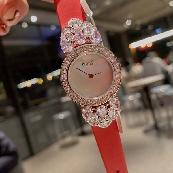 a貨伯爵 PIAGET TREASURES G0A45029鑽石腕表採用優雅的橢圓形表殼和珍珠貝母錶盤