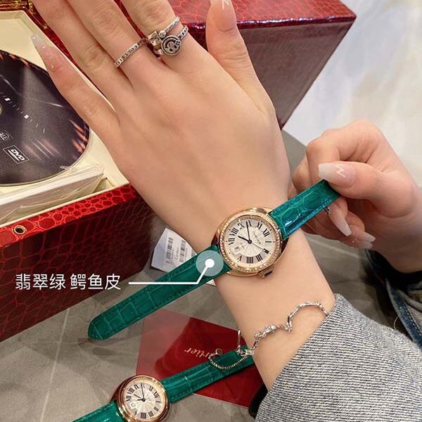 高仿高品質卡卡鑰匙系列卡地亞阿拉伯數字時標和劍形藍鋼指針進口原裝石英機芯