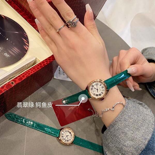 高仿高品質卡卡鑰匙系列卡地亞阿拉伯數字時標和劍形藍鋼指針進口原裝石英機芯
