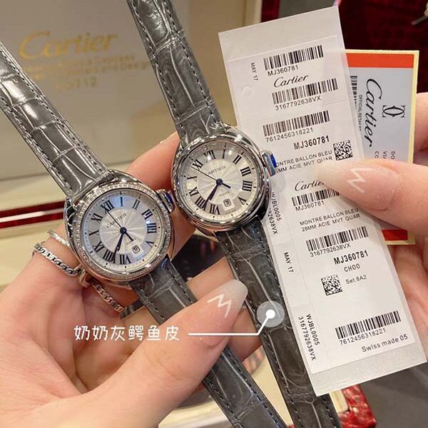 仿錶高品質卡卡鑰匙系列卡地亞阿拉伯數字時標和劍形藍鋼指針進口原裝石英機芯