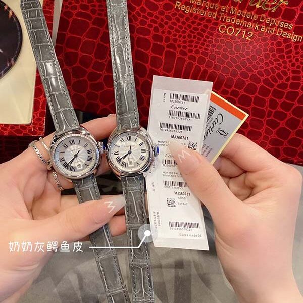 仿錶高品質卡卡鑰匙系列卡地亞阿拉伯數字時標和劍形藍鋼指針進口原裝石英機芯
